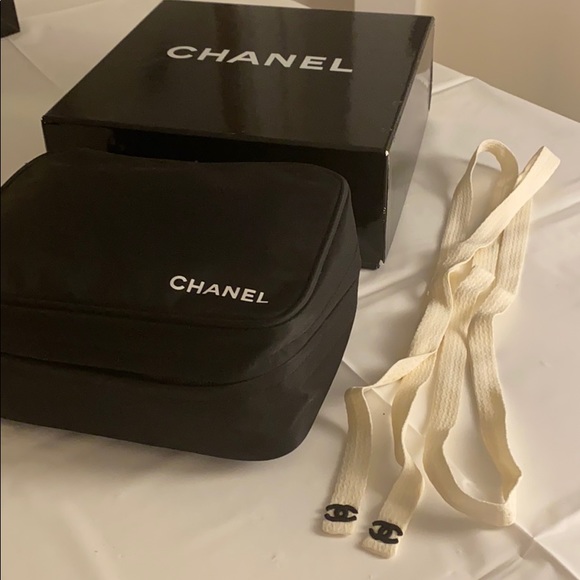 Chanel cosmetic bag with box and draw string - Picture 2 of 6